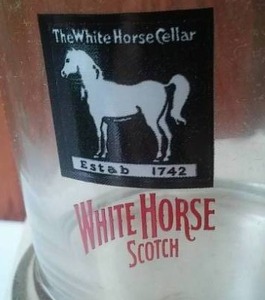 lot 90 image: 4 White Horse Scotch Glasses - Calvert Distillers Vintage. New in Box.
