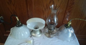lot 105 image: Kerosene lantern lamp and vintage Lighting.