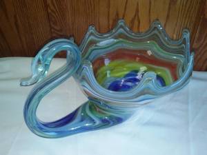 lot 115 image: Vintage Swan Bowl Vase.