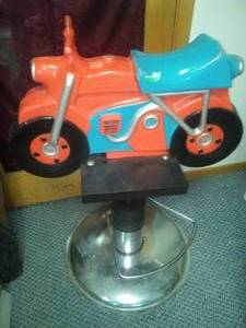 lot 121 image: Motorcycle Barber Chair Vintage, Fiberglass, Great condition, pump mechanism works great