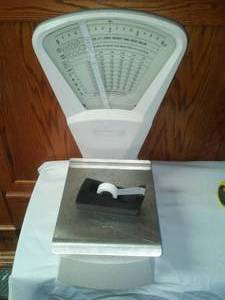 lot 143 image: Pitney Bowes commercial Scale 4 pounds