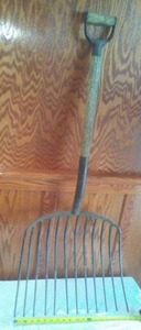 lot 158 image: 12 tine Hay fork pitchforks