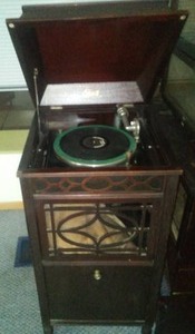 lot 216 image: Phonograph - hand crank, Edison. Wood Casters