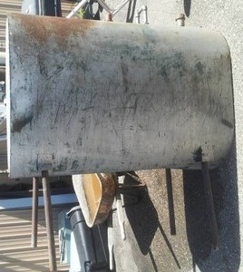 lot 238 image: 250 Gallon Tank on legs, good condition, no leaks