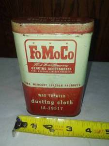 lot 272 image: Fomoco Vintage dusting cloth & can.