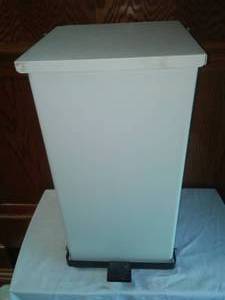 lot 288 image: Garbage Can - metal foot pedal