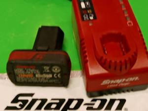 lot 36 image: Snap On (new style) ion lithium charger and battery
