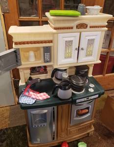 lot 8 image: Kids Kitchen set with dishes and food