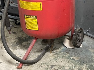 lot 20 image: Central Pneumatics Portable Abrasive Blaster