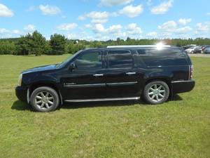 lot 3 image: 2007 GMC Yukon XL 1500 Denali AWD