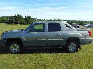lot 4 image: 2002 Chevy Avalanche 4x4