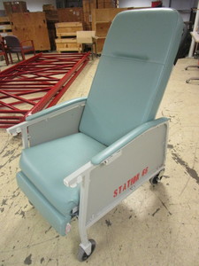lot 802 image: LUMEX 3-POSITION CLINICAL CARE RECLINER