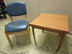 lot 806 image: ACCENT CHAIR AND KRUG TABLE