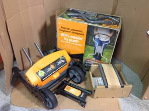 Fiskars 18 in. Cut Manual Push Non-Electric Walk Behind Reel Mower&nbsp&nbspin good condition