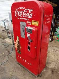 lot 10 image: Vintage Coca-Cola 39-Bottle Pop Bottle $.06 Vending Machine with Coca-Cola 8oz. Glass Pop Bottles