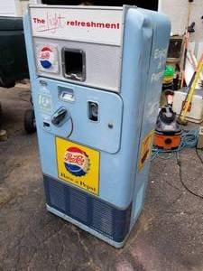 lot 11 image: Vintage Vendorlator Pepsi Pop Bottle $.10 Vending Machine
