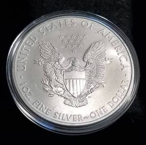 lot 11 image: 2009 AMERICAN SILVER EAGLE 1 TROY OZ. .999 FINE SILVER IN AIRTITE