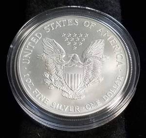 lot 32 image: 1999 AMERICAN SILVER EAGLE 1 TROY OZ. .999 FINE SILVER IN AIRTITE