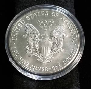 lot 44 image: 1987 AMERICAN SILVER EAGLE 1 TROY OZ. .999 FINE SILVER IN AIRTITE