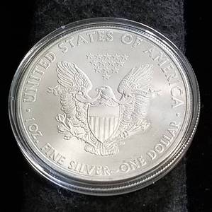 lot 54 image: 2010 AMERICAN SILVER EAGLE 1 TROY OZ. .999 FINE SILVER IN AIRTITE