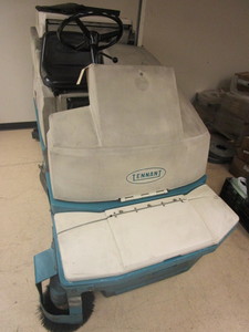 lot 401 image: TENNANT FLOOR MAINTENANCE MACHINE