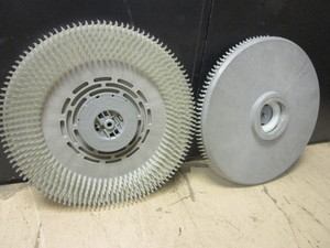 lot 403 image: MALISH CENTER-LOK 3 UNIVERSAL PAD HOLDERS, WITH 19 BRUSHES, FOR FLOOR MAINTENANCE MACHINES - NEW