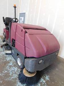 lot 5 image: 2006 Minuteman Power Boss 5550 Sweeper  Scrubber