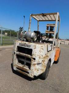 lot 15 image: Datsun 8000lb LP Forklift
