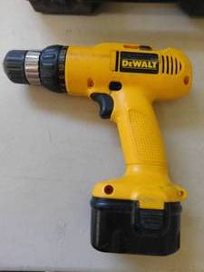 lot 22 image: Dewalt 38 Cordless Drill