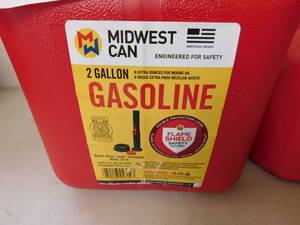 lot 28 image: 3 -  Plastic Gas Cans