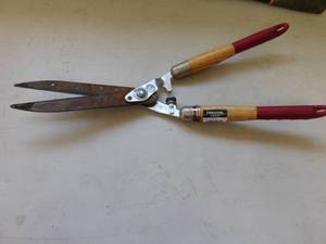 lot 37 image: 2 - Fiskars Yard Trimmers