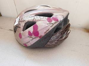 lot 47 image: 2 - Kids Safety Helmets