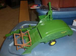 Ertl John Deere Combine 12A Pull Type 116 scale