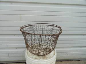 lot 7 image: Antique Wire Basket