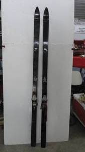 lot 108 image: Hart Competition Skis