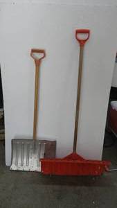 lot 159 image: Snow Shovels
