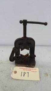 lot 187 image: Vintage Pipe Vice