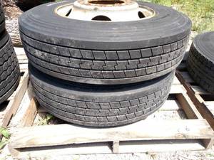 lot 6 image: (2) Recap 29575R22.5 Tires on Hub ...