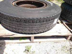 lot 7 image: Recap 11R22.5 Tire on Dayton Rim...