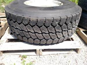 lot 10 image: Hankook 42565R22.5 Tire on Aluminu...