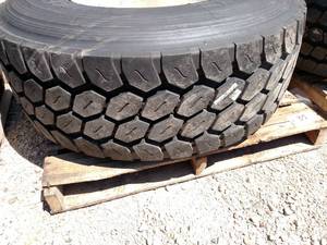 lot 35 image: Bridgestone 42565R22.5 Tire on Alu...