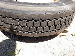 lot 49 image: Recap 27580R22.5 Tire on Hub Pilot...