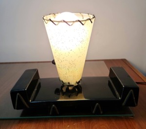 lot 11 image: Vintage Lamp
