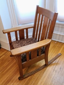 lot 26 image: Beautiful Vintage ArtsCrafts Style Rocking Chair