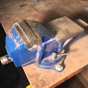 lot 111 image: Heavy Duty Bench Vise