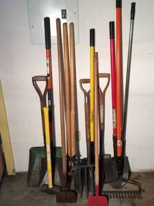 lot 127 image: Garden Tool Lot