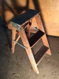 lot 128 image: 22 Inch Step Ladder