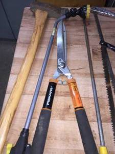 lot 131 image: Garden Tool Lot