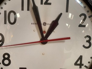 lot 286 image: Large Electric GE Wall Clock