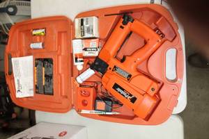 lot 72 image: Paslode Impulse Cordless 16GA Finish Nailer F-16 with Battery, Charger, Case